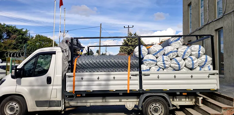 Rulo ve çuval yükü spanzetle sabitlenmiş GKHN kamyoneti